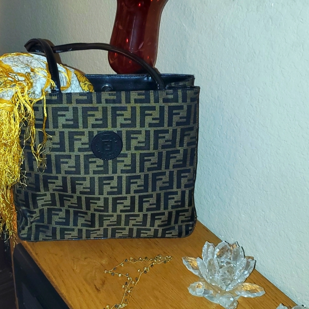 Fendi purse copy wear on handles. See pics